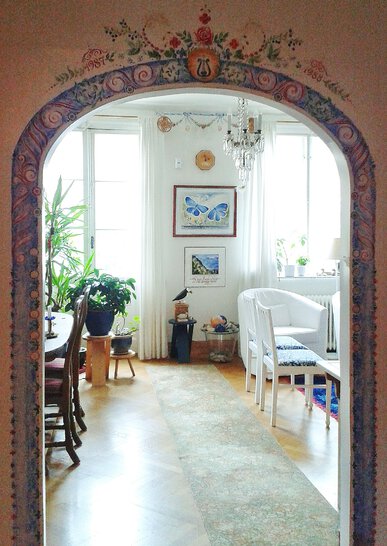 Bild från konstnärs-hemmet med målat valv av Gunilla Sjögren